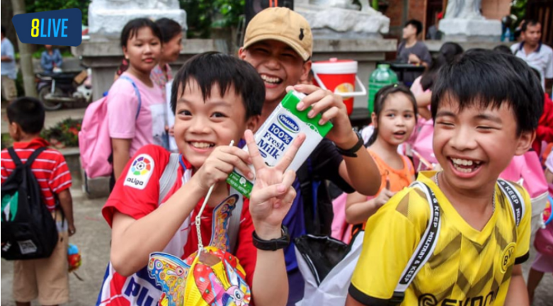 Trẻ em miền Tây háo hức khi được nhận quà từ 8live Trẻ em miền Tây háo hức khi được nhận quà từ 8live